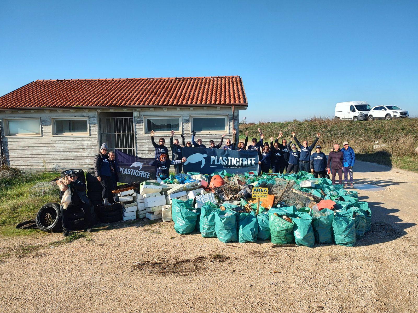 Una Terra che respira | Oltre una tonnellata di rifiuti rimossi nella laguna del Canarin a Porto Tolle (RO)