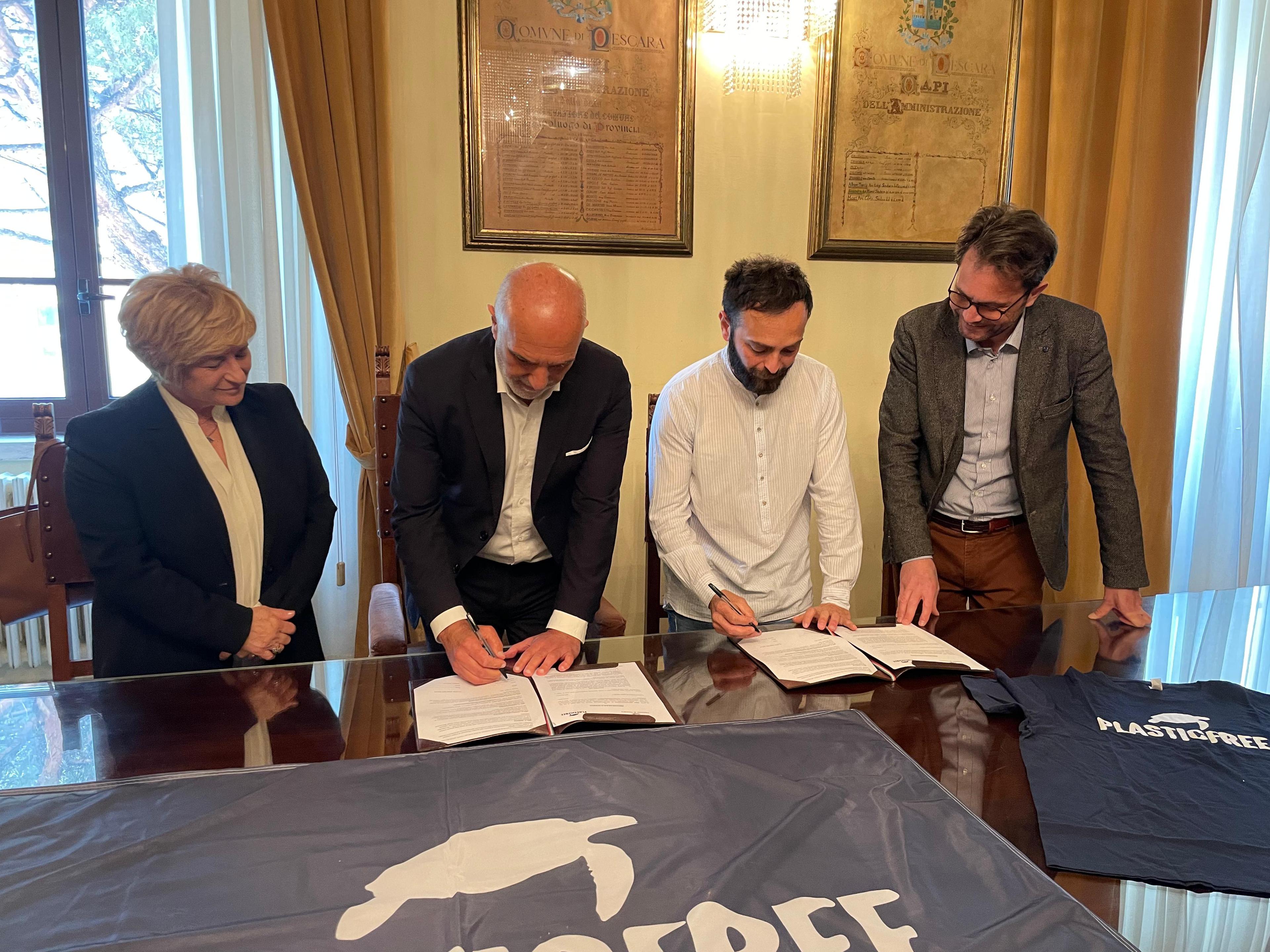 Il Comune di Pescara firma il protocollo d'intesa con Plastic Free Onlus
