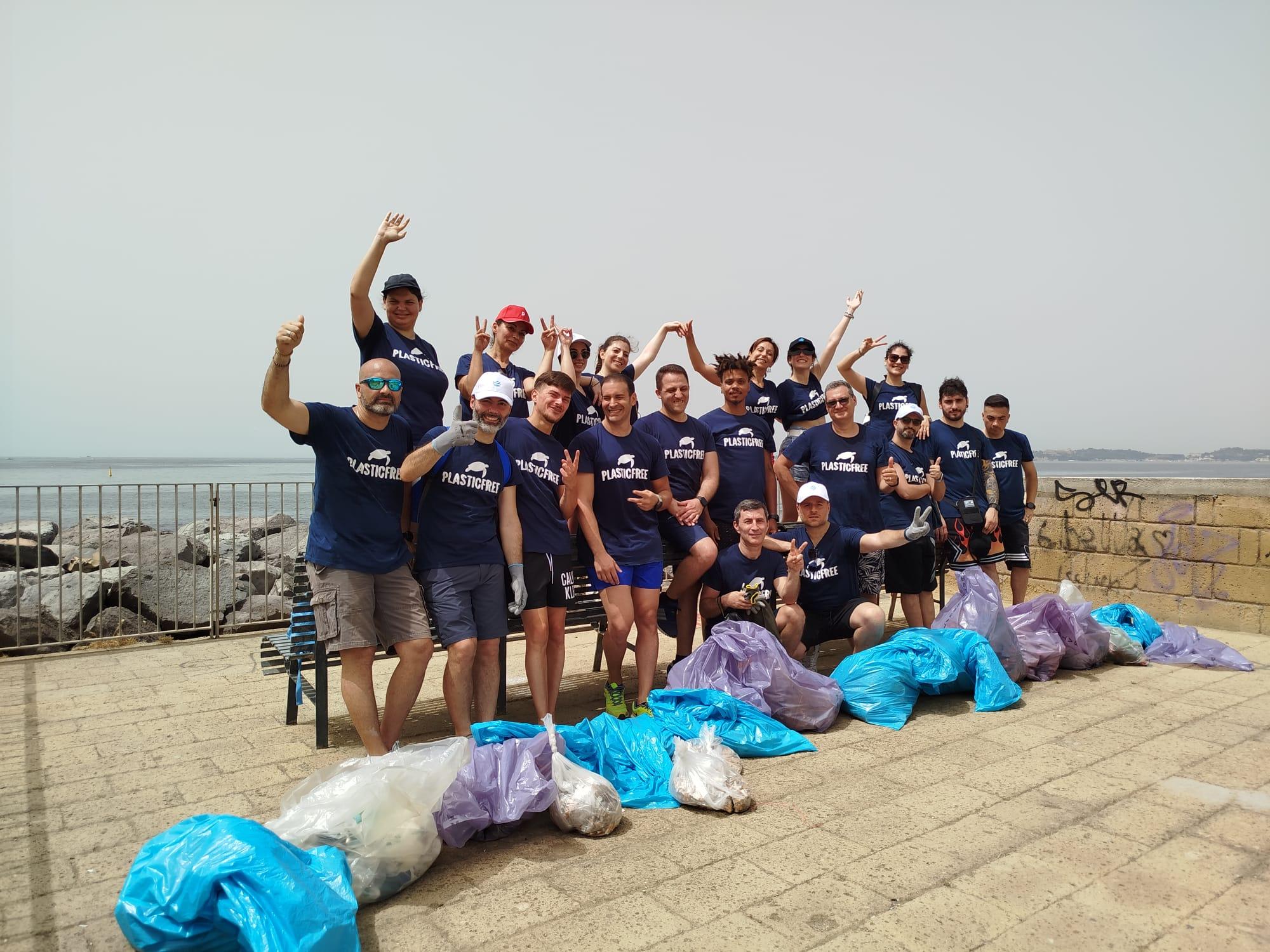 Team Building e pulizia ambientale: Dilc si unisce a Plastic Free a Bagnoli (NA)