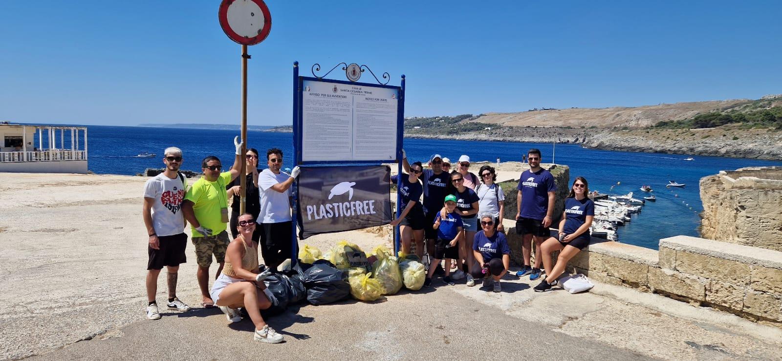 Plastic Free e Panorama Festival liberano dai rifiuti la spiaggia di Porto Miggiano a Santa Cesarea Terme (LE)