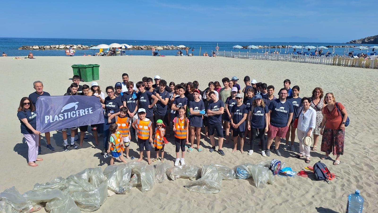 Un esercito di 156 volontari ripulisce la spiaggia di Forio d’Ischia (NA) per la Giornata dell'Ambiente e degli Oceani