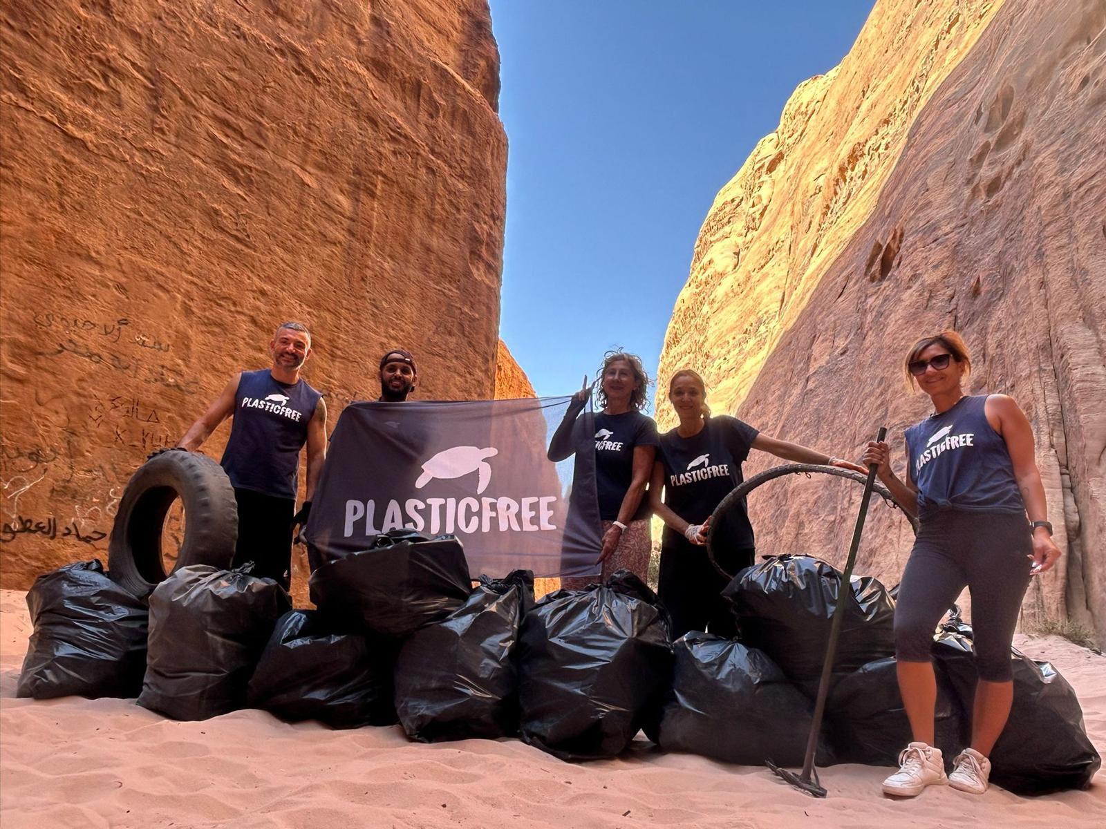 Plastic Free torna nel deserto del Wadi Rum: tre giorni di pulizia ambientale tra sabbia, stelle e rifiuti