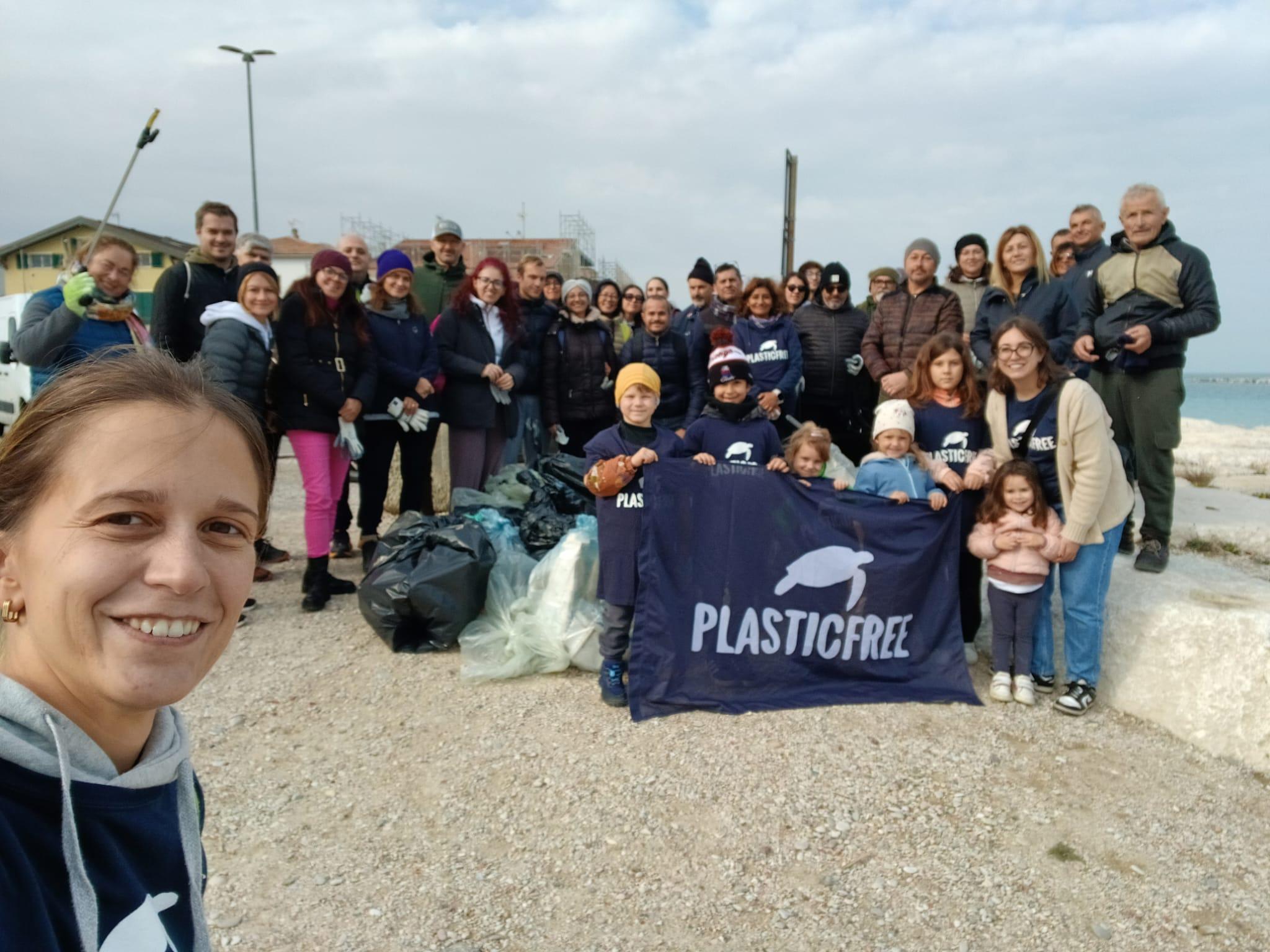 Una Terra che respira | A Fano volontari in azione sulla spiaggia libera della zona Sassonia