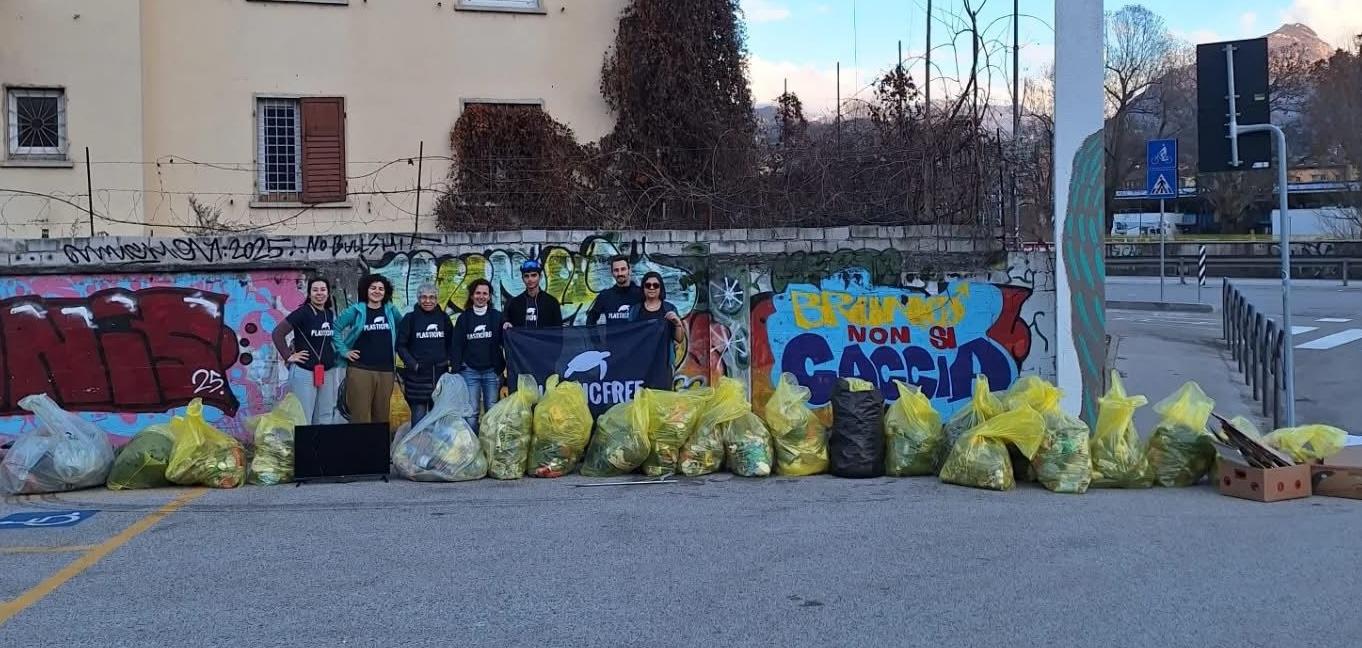 A Trento, tre quintali di rifiuti rimossi dall’argine dell’Adige da Plastic Free