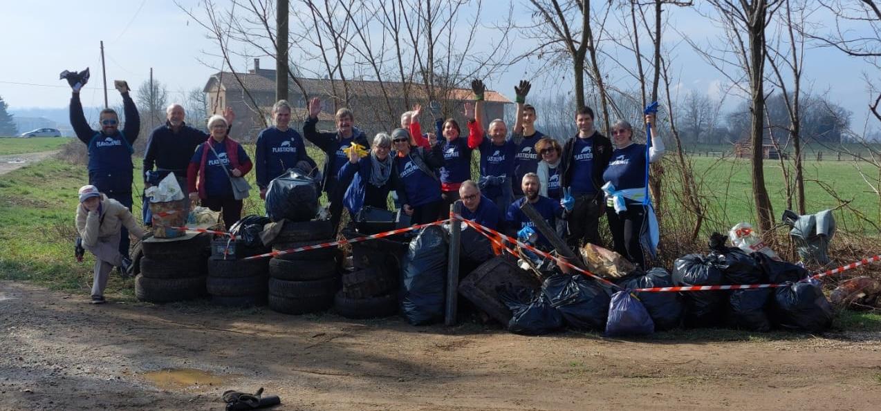 Ad Alpignano (TO) rimossi 500 kg di plastica e rifiuti: 22 volontari in azione