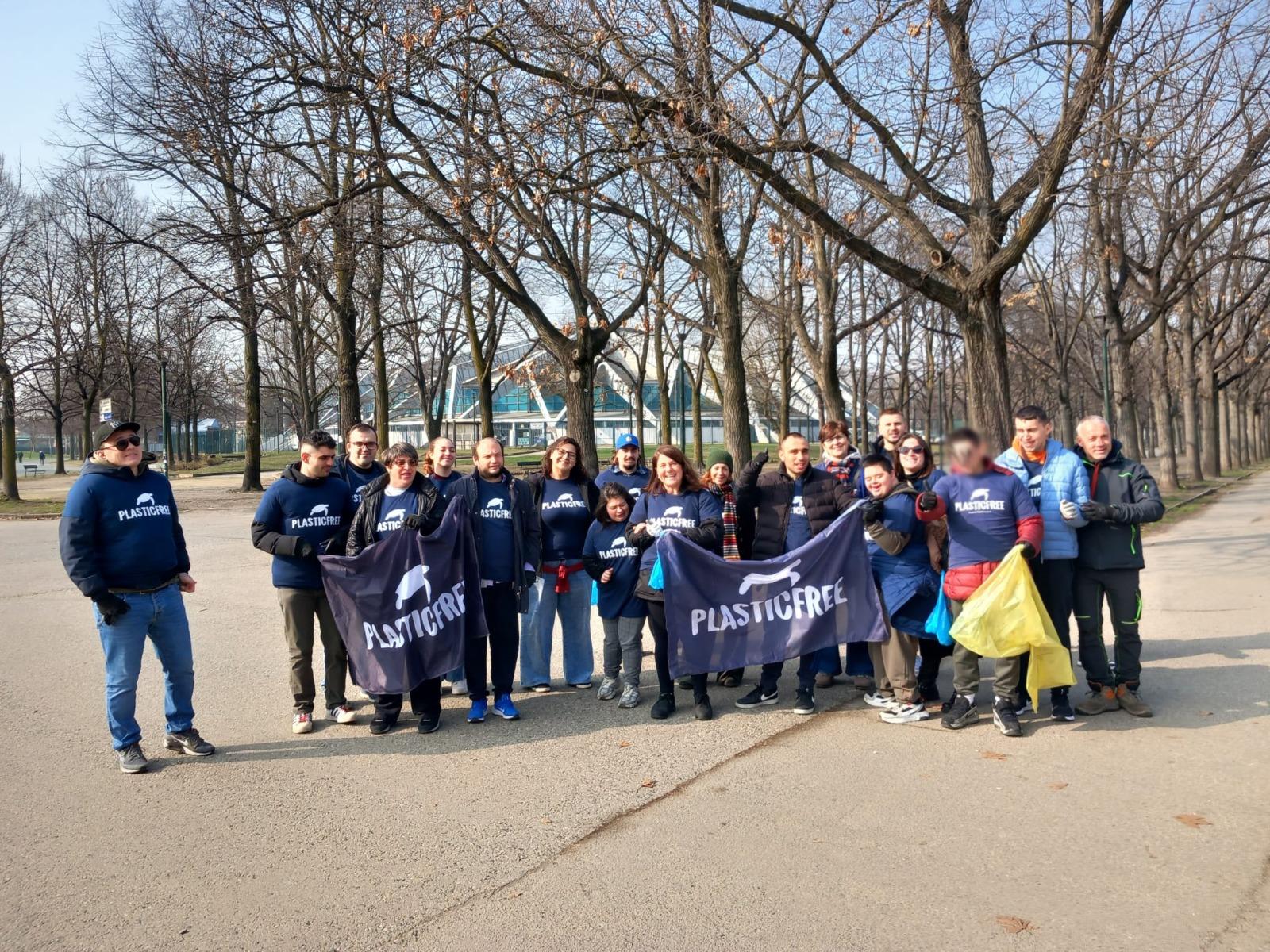 Plastic Free al parco Ruffini di Torino raccoglie i rifiuti “invisibili”: ambiente e inclusione camminano insieme
