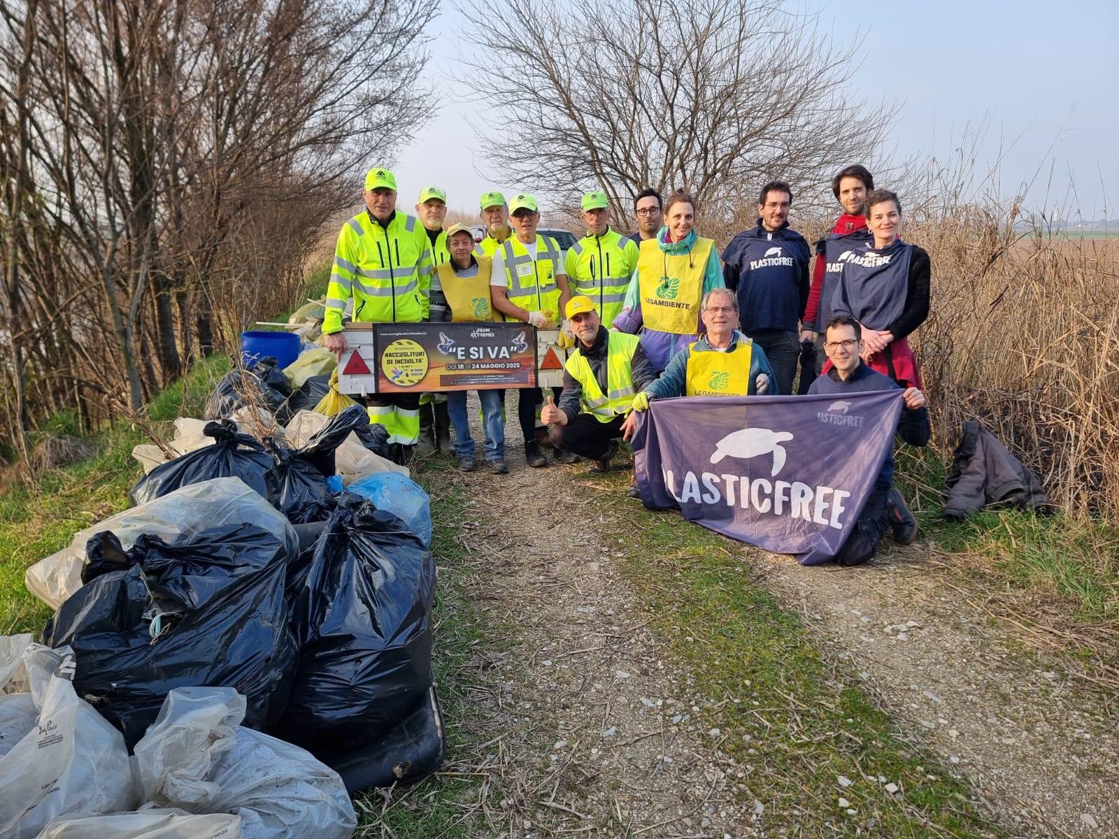I volontari liberano Veronella (VR) da 74 sacchi di rifiuti