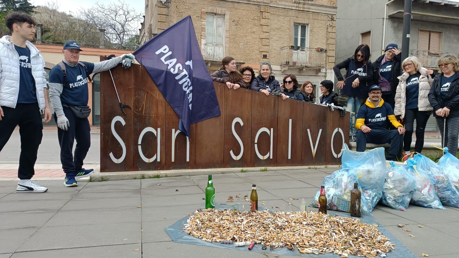 Il centro storico di San Salvo (CH) liberato da 2,5 kg di mozziconi dai volontari Plastic Free