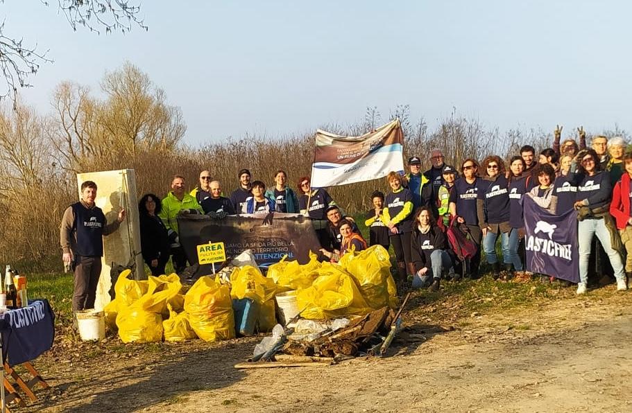 Plastic Free sul Po: a Ferrara raccolti 800 kg di rifiuti nella golena di Francolino