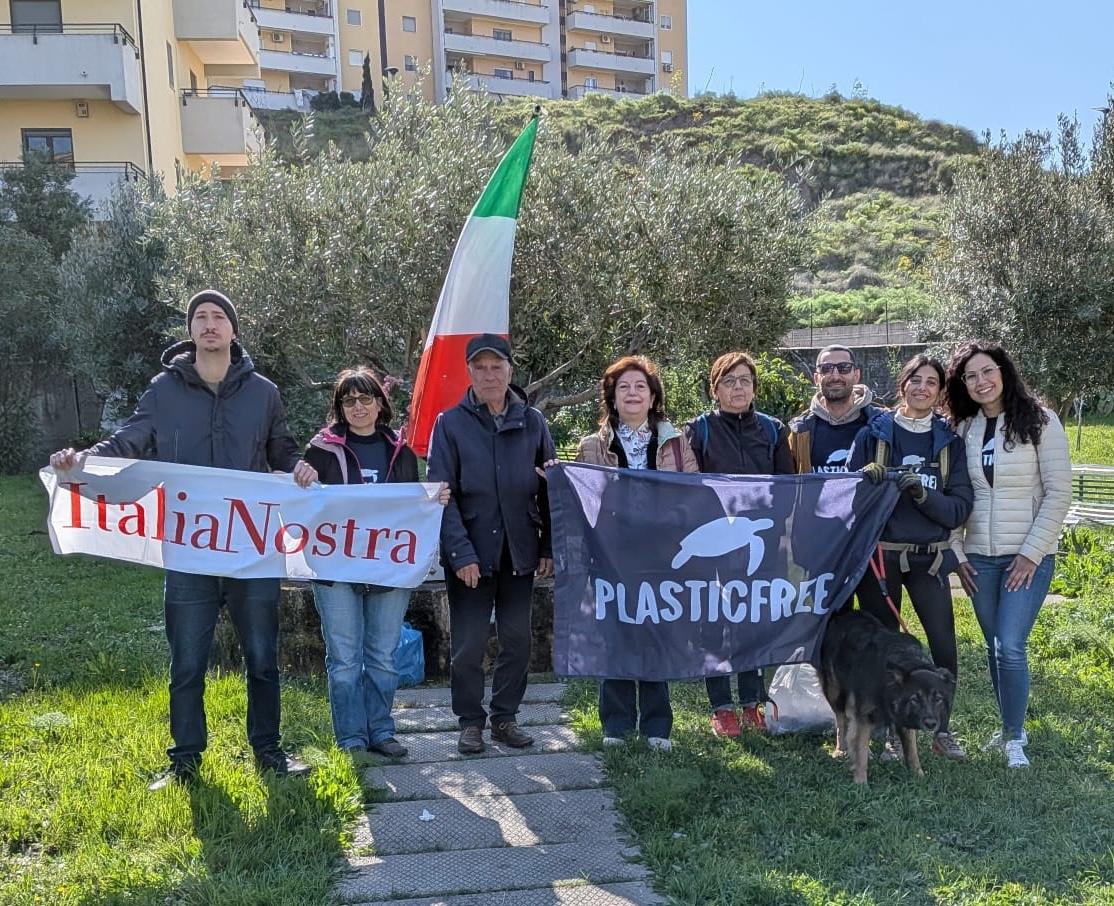 Plastic Free a Crotone: Pulizia del parco e ulivi piantati in memoria di due ambientalisti