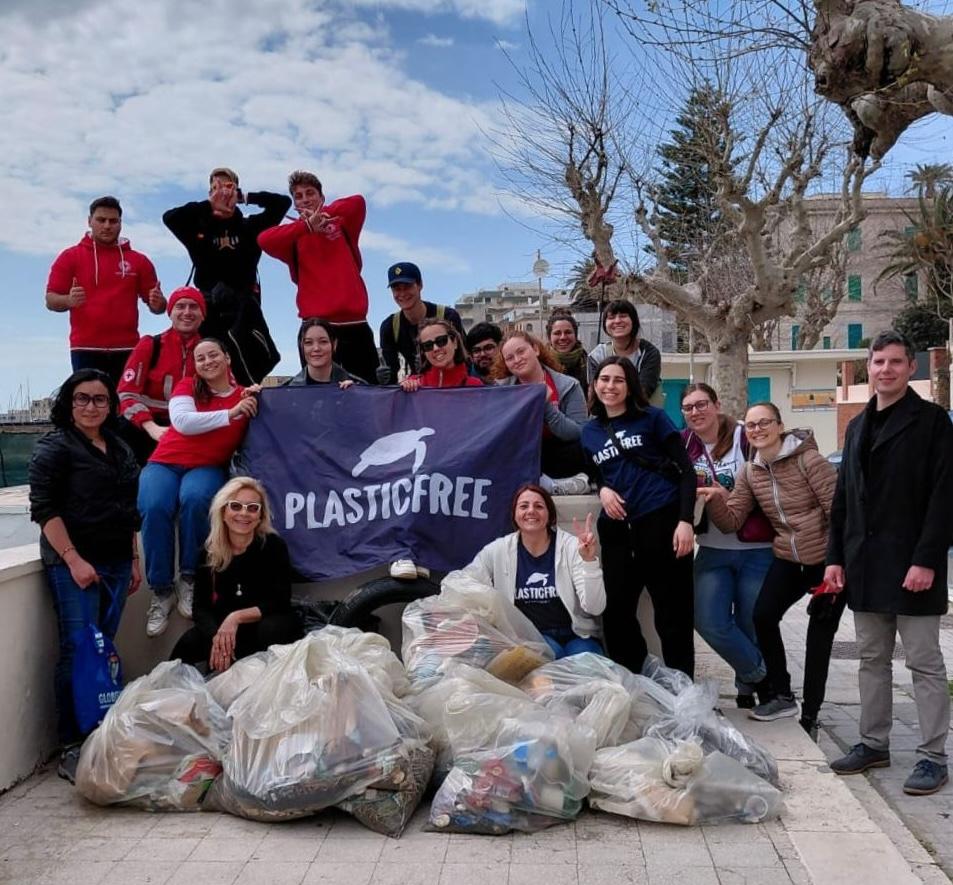 Spiaggia di Levante più pulita: Plastic Free e Croce Rossa ad Anzio (RM)