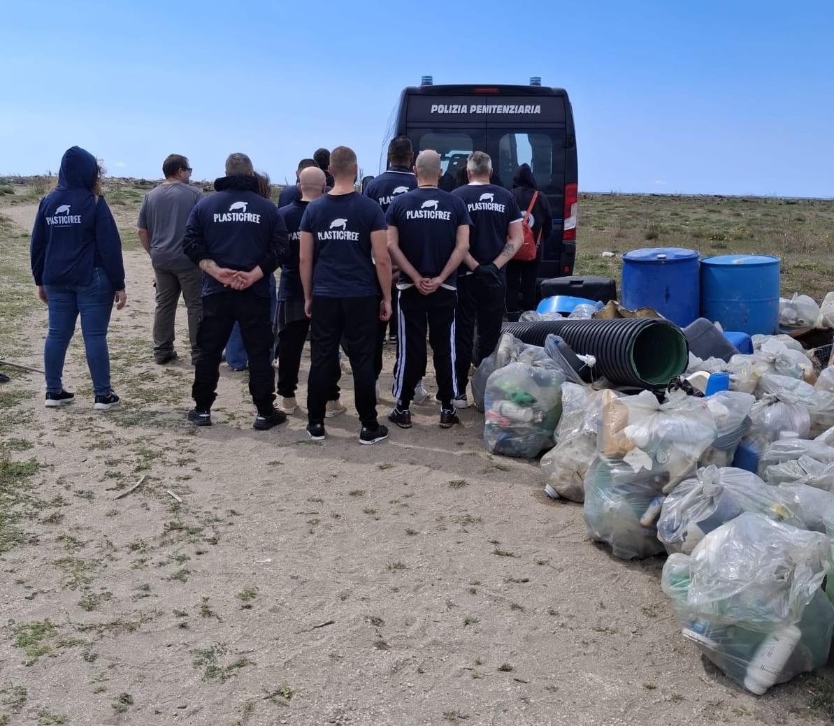 Oltre 100 detenuti Seconda Chance in campo con i volontari Plastic Free per ripulire l’Italia