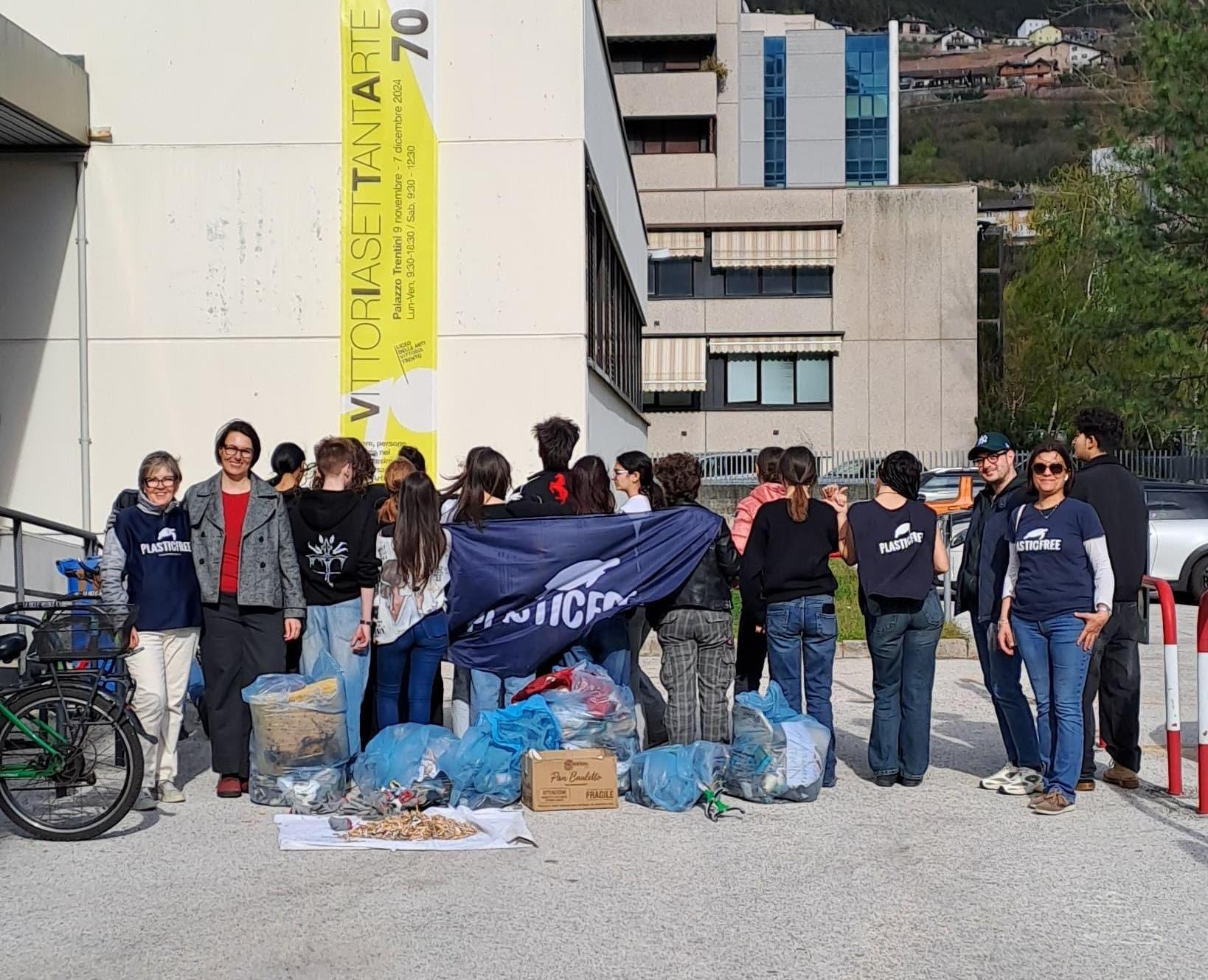 Trento, studenti in azione con Plastic Free: ambiente, consapevolezza e 75 kg di rifiuti raccolti
